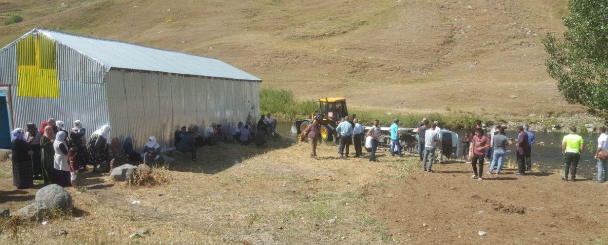 Ağrı'da düğüne gidenlerin minibüsü dereye uçtu