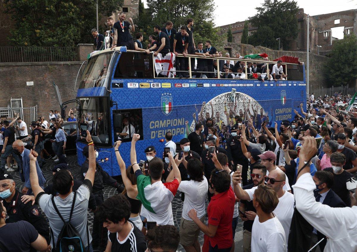 Şampiyon İtalya, Roma'da şampiyonluk turu attı