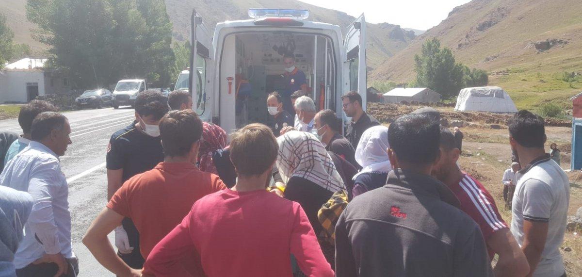 Ağrı'da düğüne gidenlerin minibüsü dereye uçtu