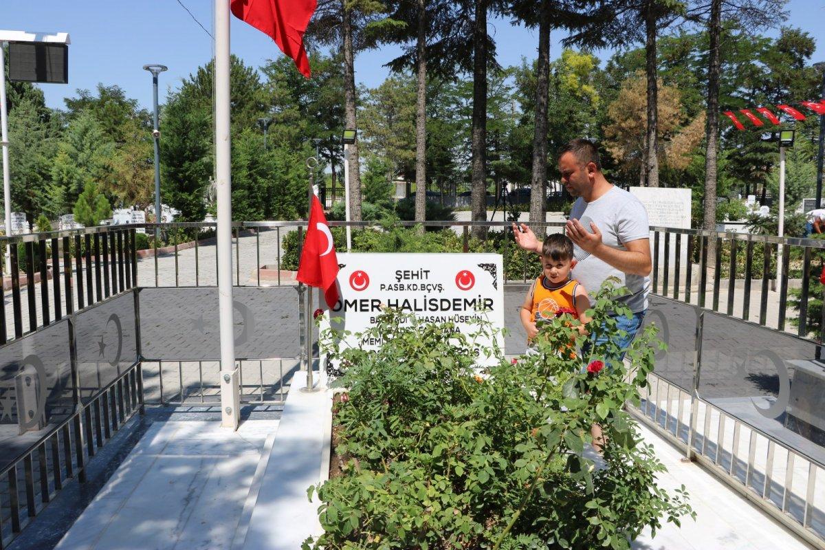 Ömer Halisdemir’in kabri ziyaretçi akınına uğruyor