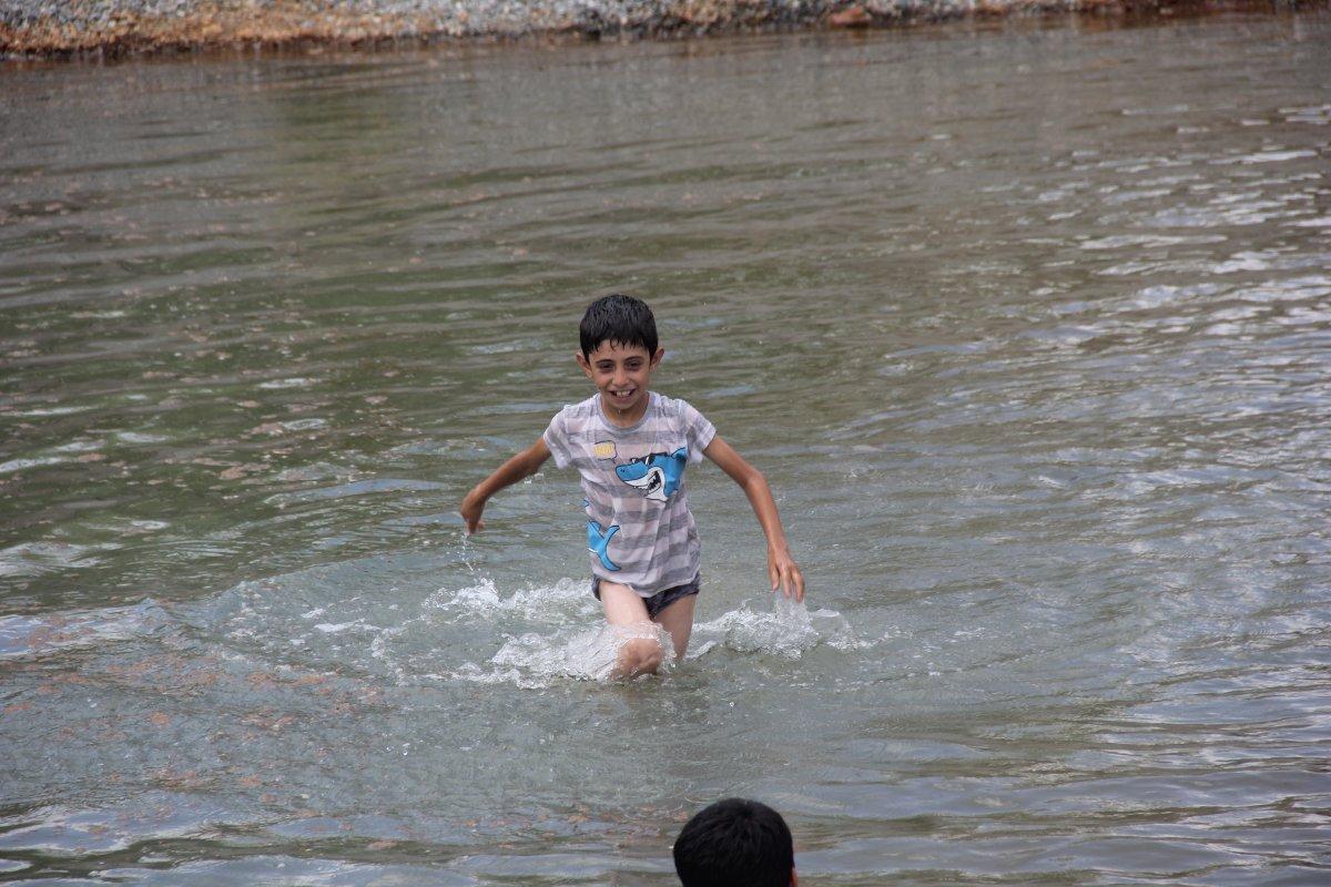 Erzincanlılar Ekşisu'da serinliyor