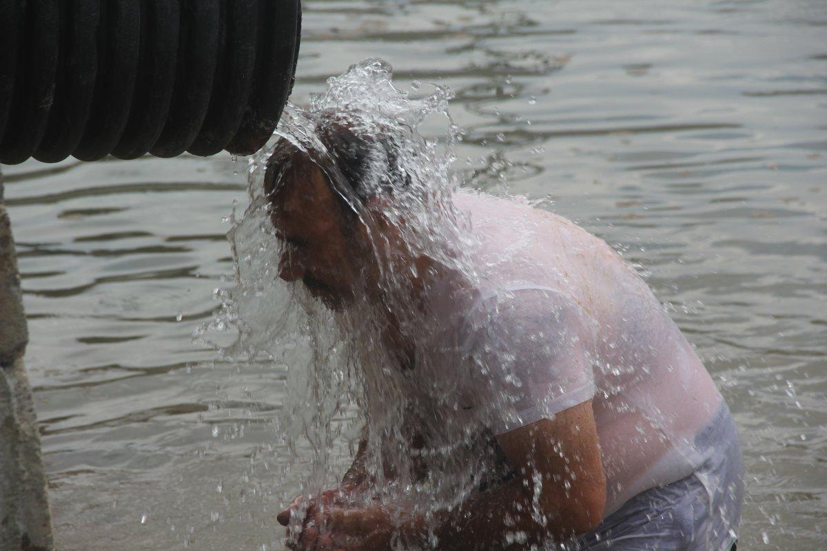 Erzincanlılar Ekşisu'da serinliyor