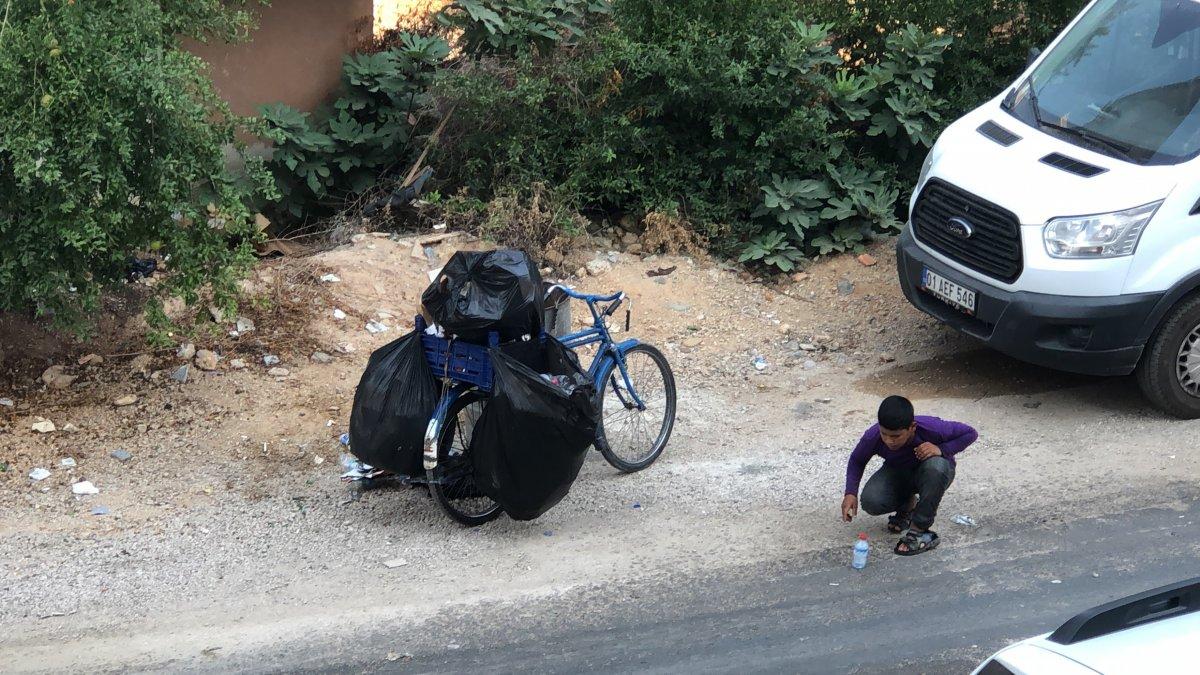 Adana'da kağıt toplayan çocuğun pet şişe ile oyunu