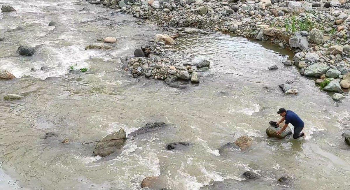 Trabzon'da aracıyla dereye uçtu, 15 bin dolarını kaybetti