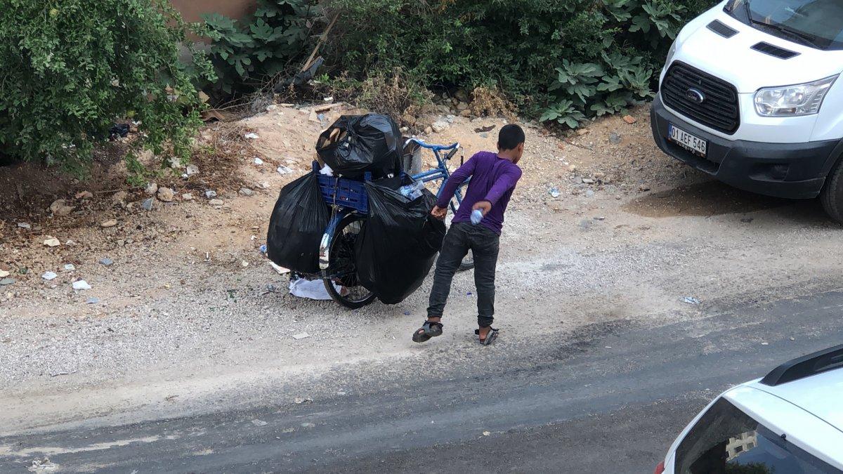 Adana'da kağıt toplayan çocuğun pet şişe ile oyunu