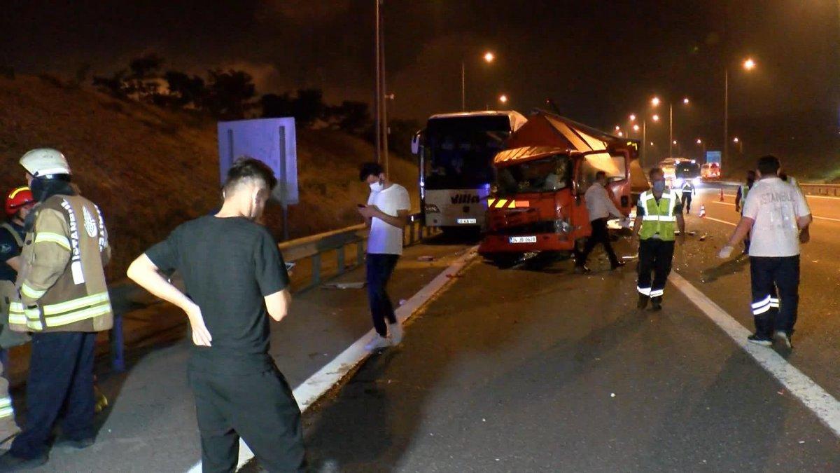 Eyüpsultan’da tıbbi atık kamyoneti yolcu otobüsüne çarptı