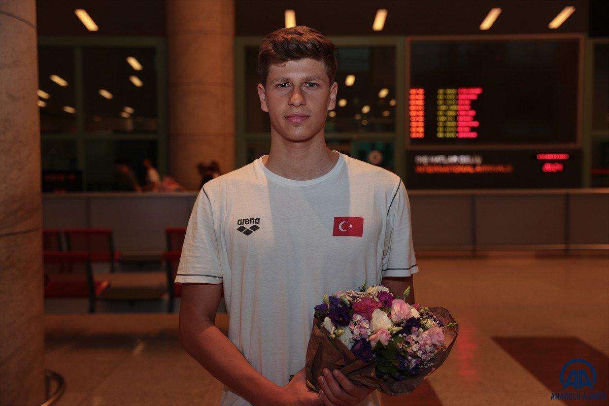 Avrupa Gençler Yüzme Şampiyonası'nda 15 madalya kazanan milli takım yurda döndü