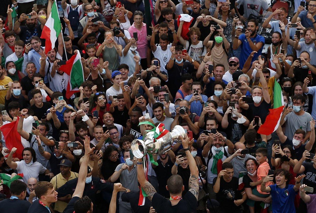 Şampiyon İtalya, Roma'da şampiyonluk turu attı