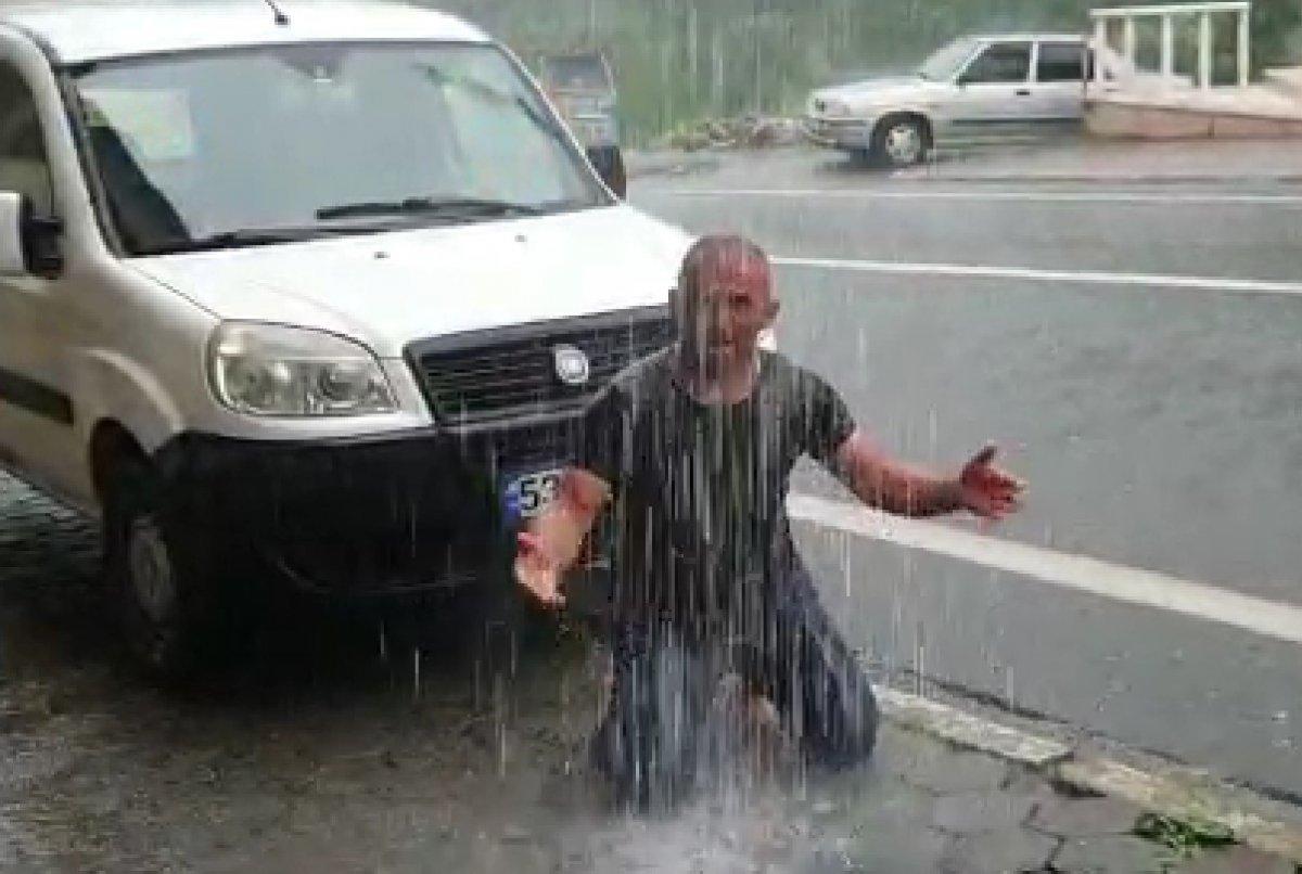 Yağmuru özleyen Rizeli sağanak altında duş aldı