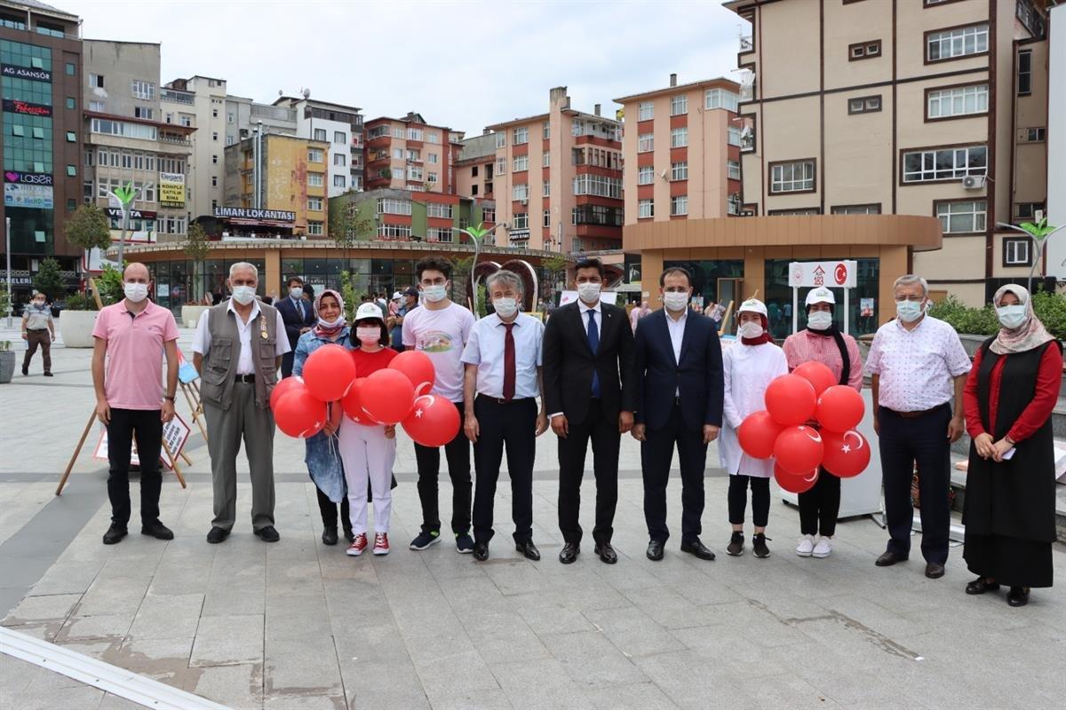 Rize'de, çocukların 15 Temmuz’u anlatan şiir ve resim sergisi açıldı