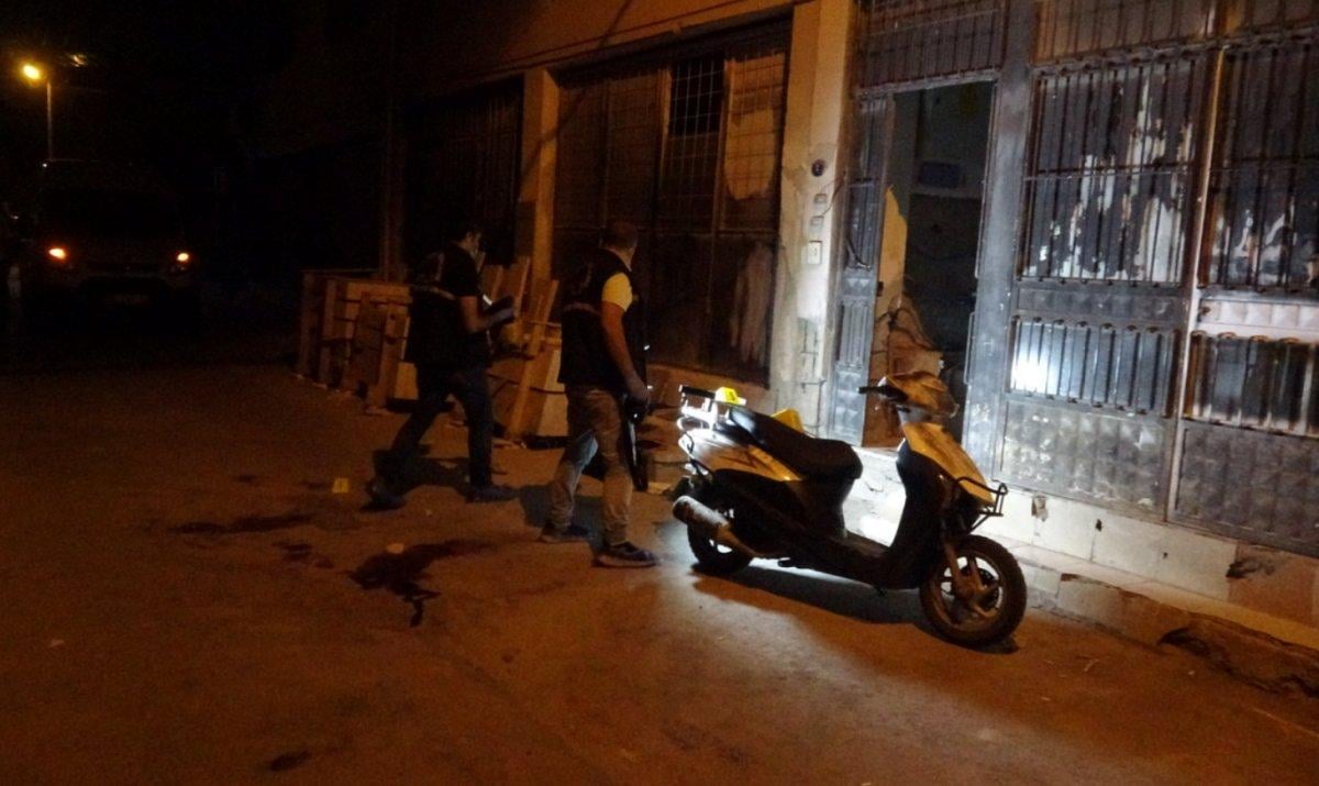 İzmir'de ev basıp, 2 kişiyi bıçakladı