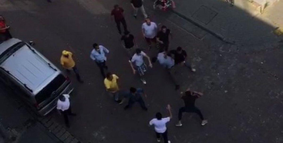 Avcılar'da kavga eden grup birbirine kemerlerle saldırdı