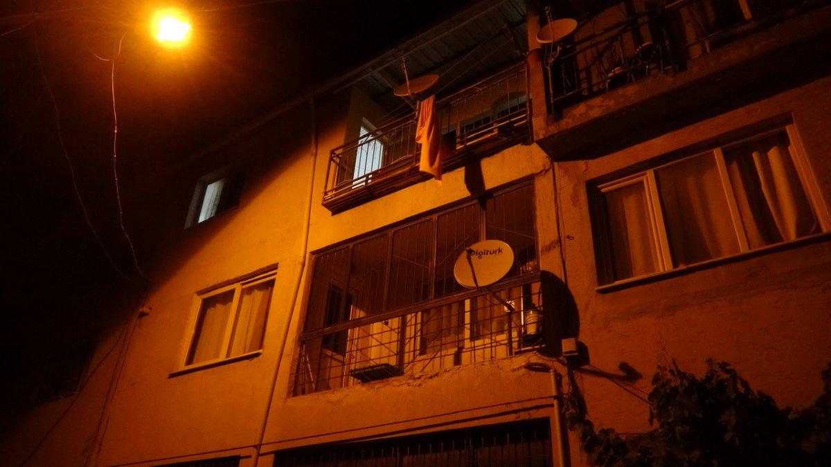 İzmir'de ev basıp, 2 kişiyi bıçakladı