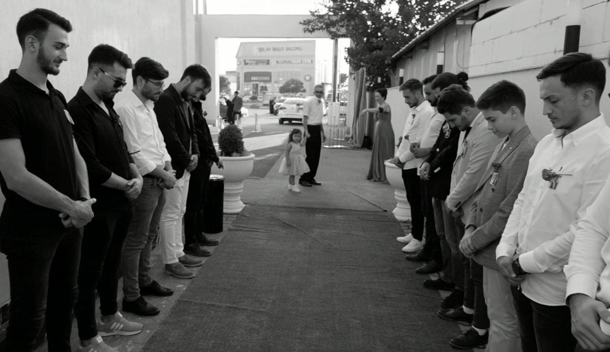 Bursa’da damadın üzerinde yumurta kırıp saman döktüler