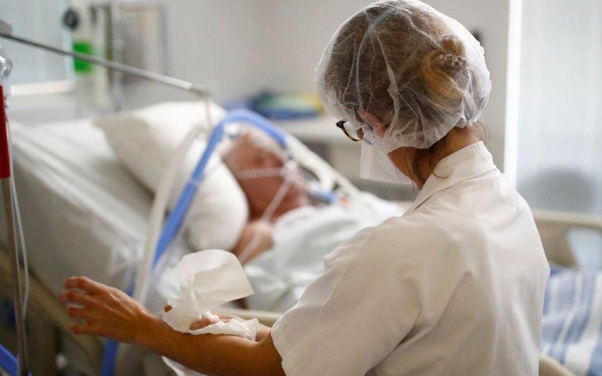 İngiltere'de kısıtlamaların kaldırılması pahalıya mal olabilir