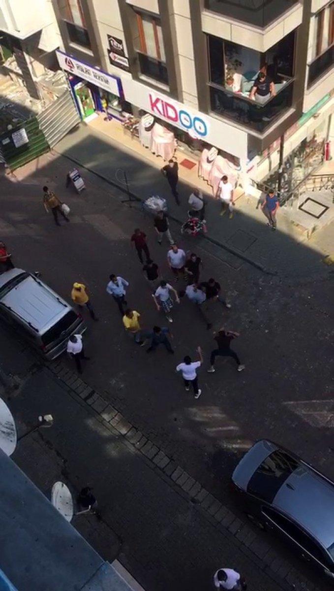 Avcılar'da kavga eden grup birbirine kemerlerle saldırdı