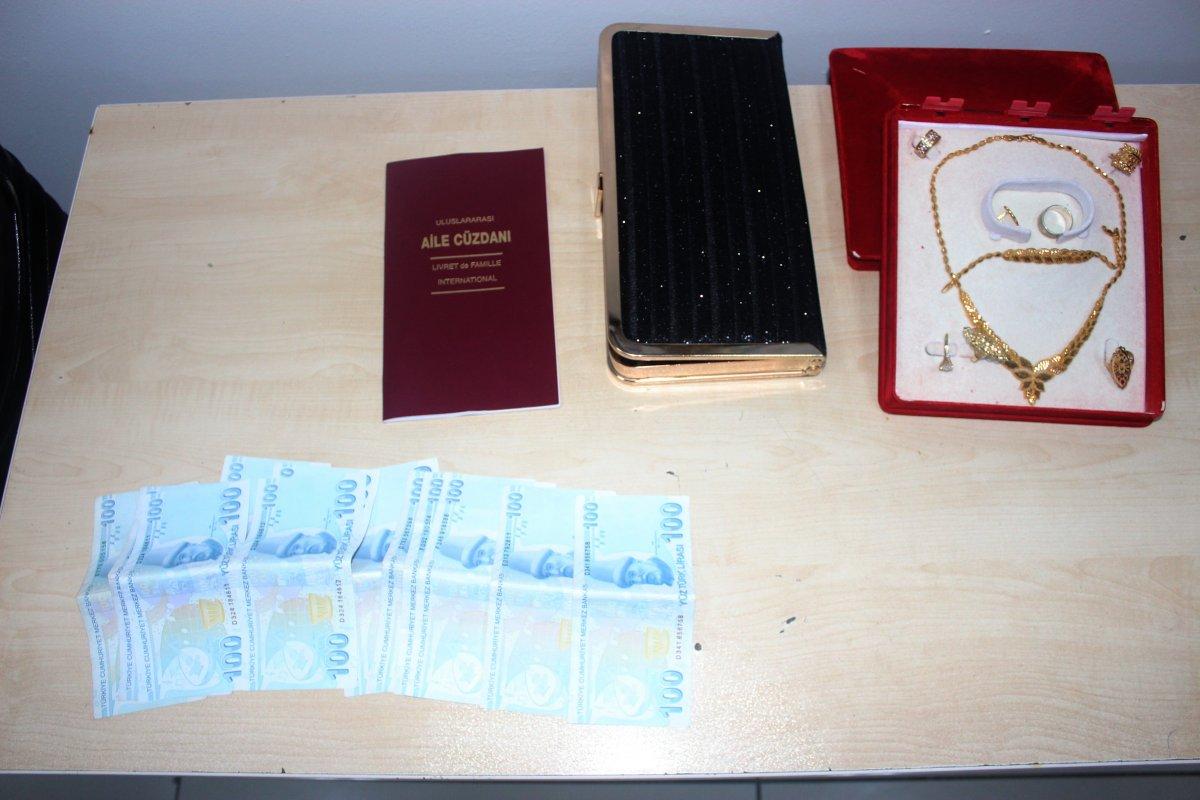 Adıyaman’da içi ziynet ve para dolu valiz Afgan çifte teslim edildi