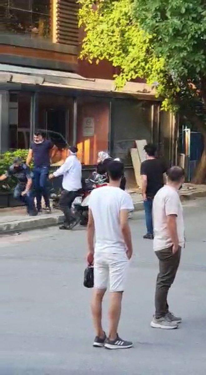 Sancaktepe’de sokak ortasında annesini darbetti