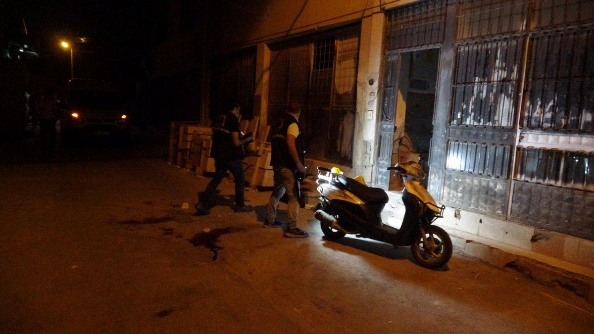 İzmir'de ev basıp, 2 kişiyi bıçakladı