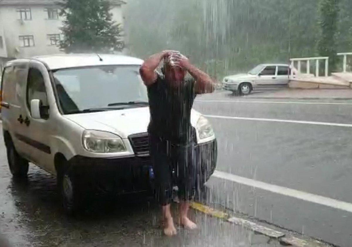 Yağmuru özleyen Rizeli sağanak altında duş aldı