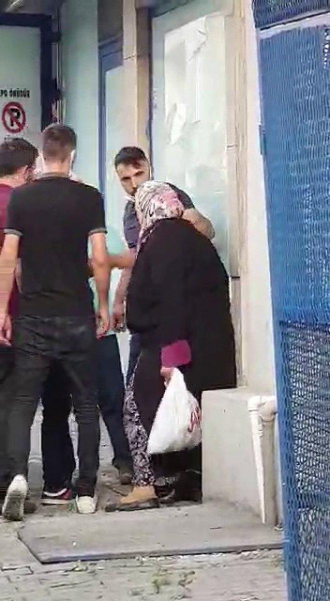 Sancaktepe’de sokak ortasında annesini darbetti