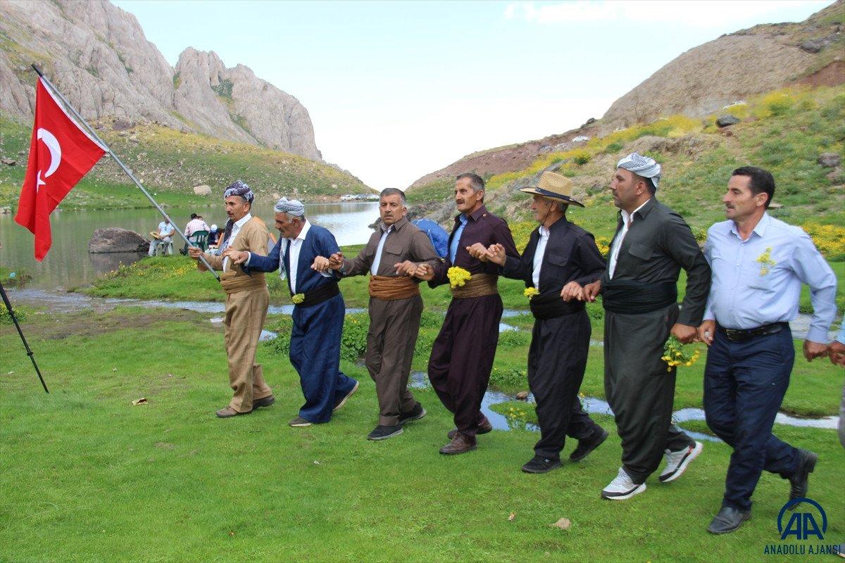Terörden temizlenen Çarçel Yaylası’nda, Türk bayrakları ile halay çekildi
