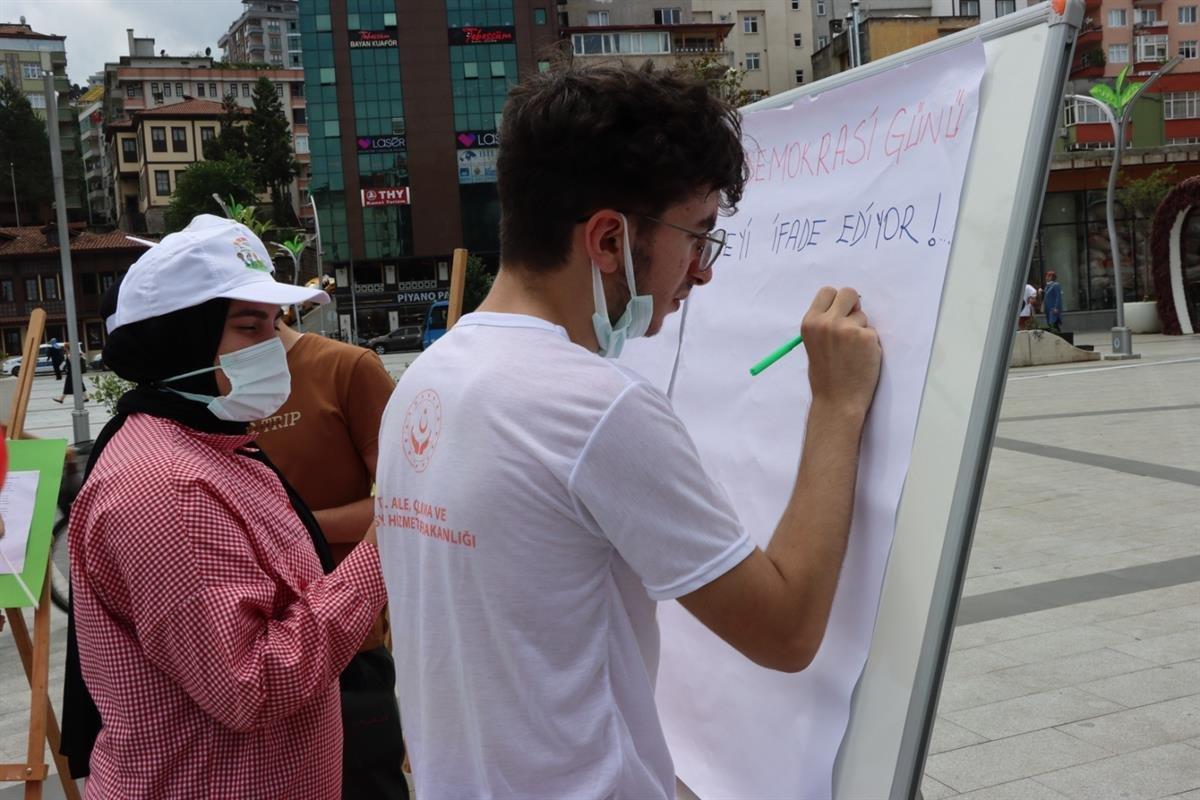 Rize'de, çocukların 15 Temmuz’u anlatan şiir ve resim sergisi açıldı