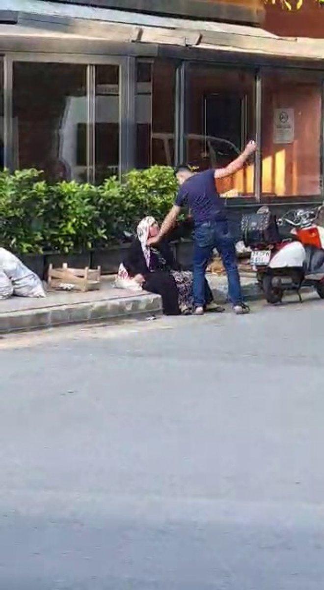 Sancaktepe’de sokak ortasında annesini darbetti