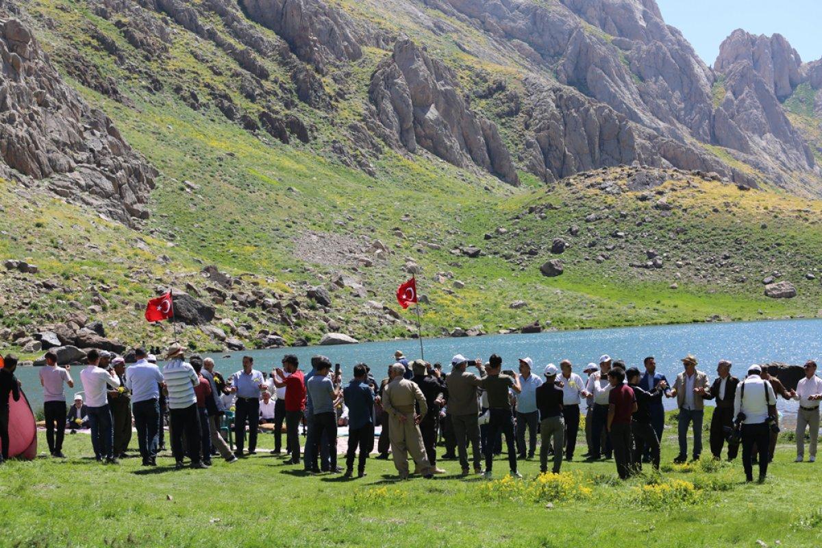 Terörden temizlenen Çarçel Yaylası’nda, Türk bayrakları ile halay çekildi