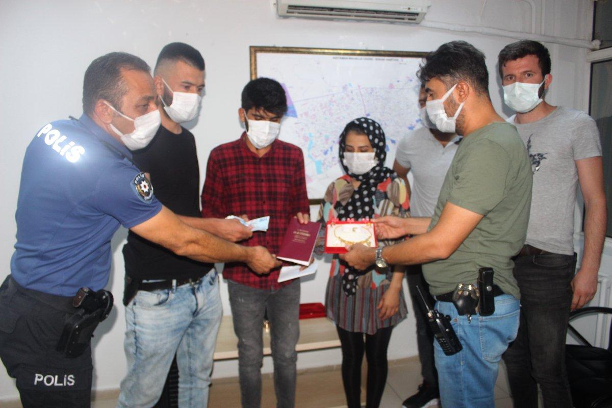 Adıyaman’da içi ziynet ve para dolu valiz Afgan çifte teslim edildi