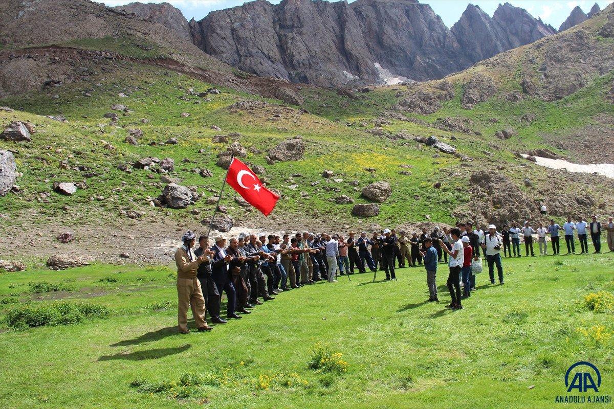 Terörden temizlenen Çarçel Yaylası’nda, Türk bayrakları ile halay çekildi