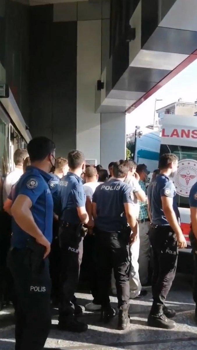 Küçükçekmece’de kız alıp verme kavgası: 2 yaralı