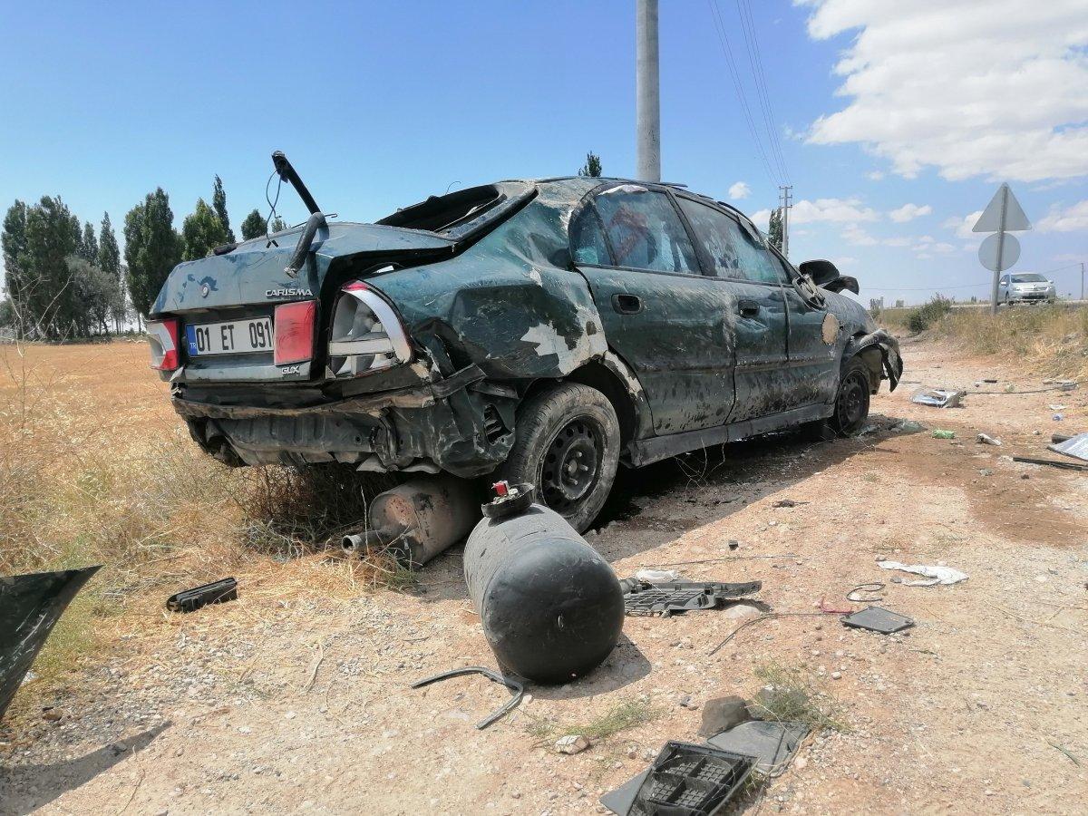 Aksaray’da otomobil şarampole yuvarlandı: 1’i bebek 3 yaralı