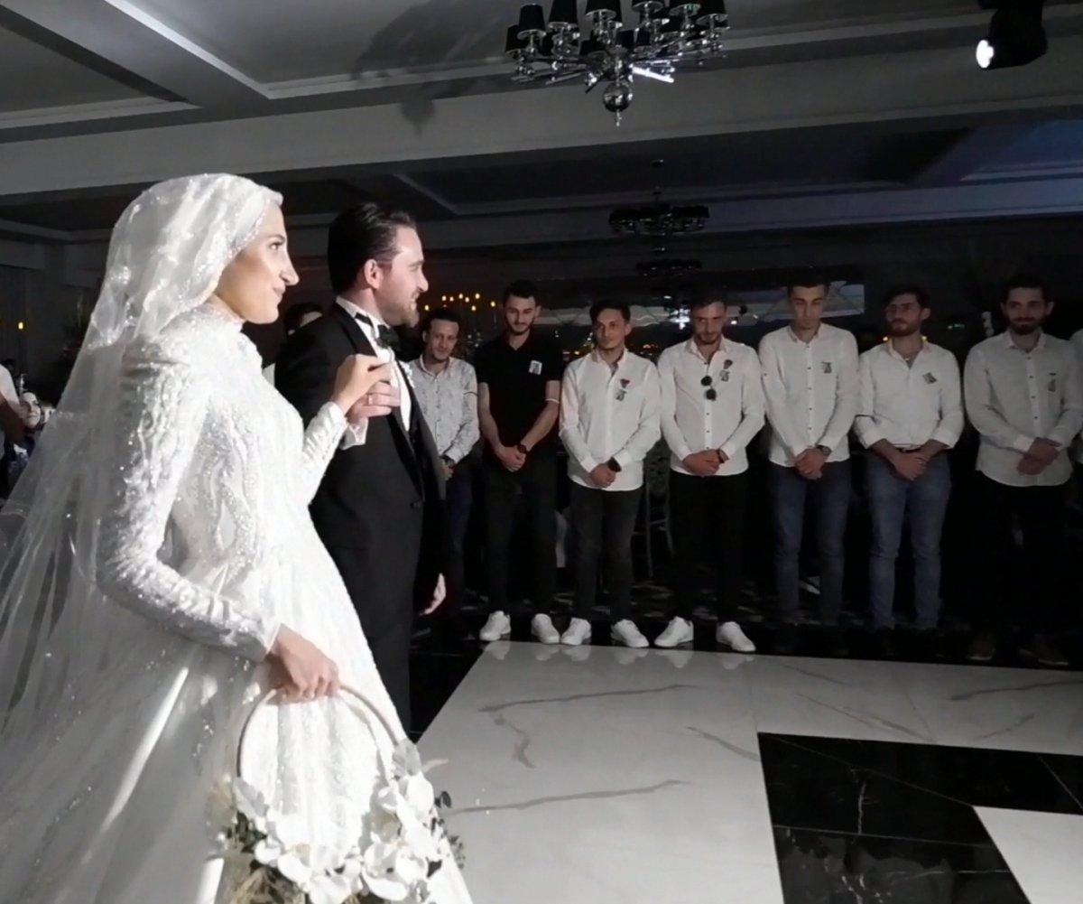 Bursa’da damadın üzerinde yumurta kırıp saman döktüler