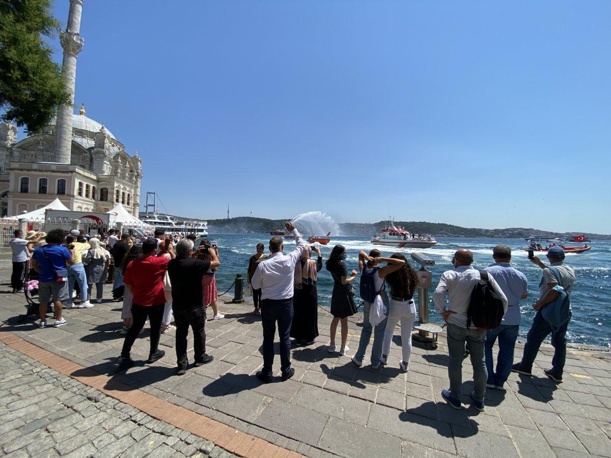 Kıyı Emniyeti'nden İstanbul Boğazı'nda saygı seyri