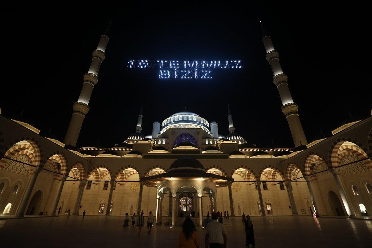 Galata Kulesi, Çamlıca Kulesi ve Ayasofya Meydanı'nda 15 Temmuz temalı gösteri