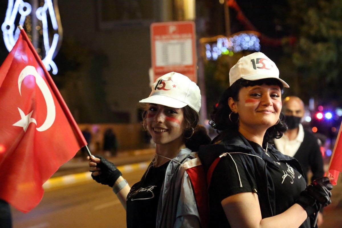 Van halkından meşaleli 15 Temmuz yürüyüşü