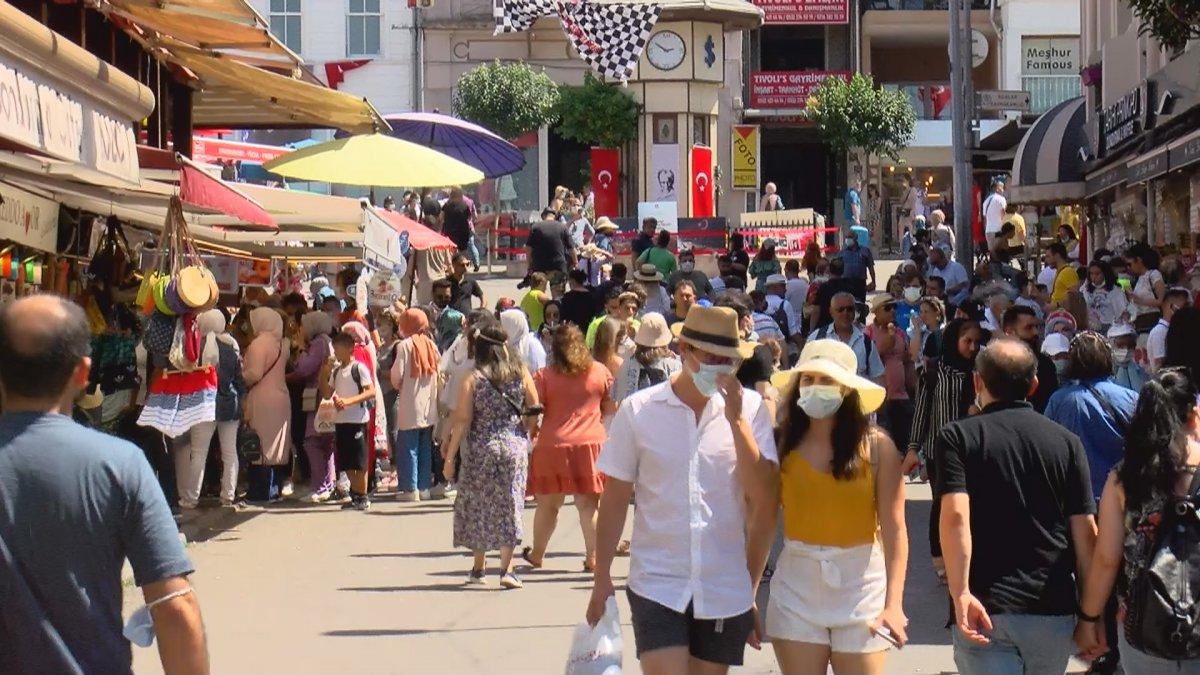 Tatilciler Büyükada'ya akın etti