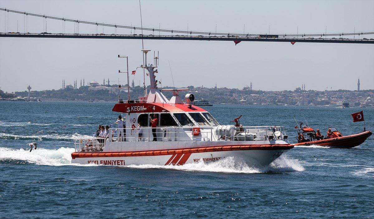 Kıyı Emniyeti'nden İstanbul Boğazı'nda saygı seyri