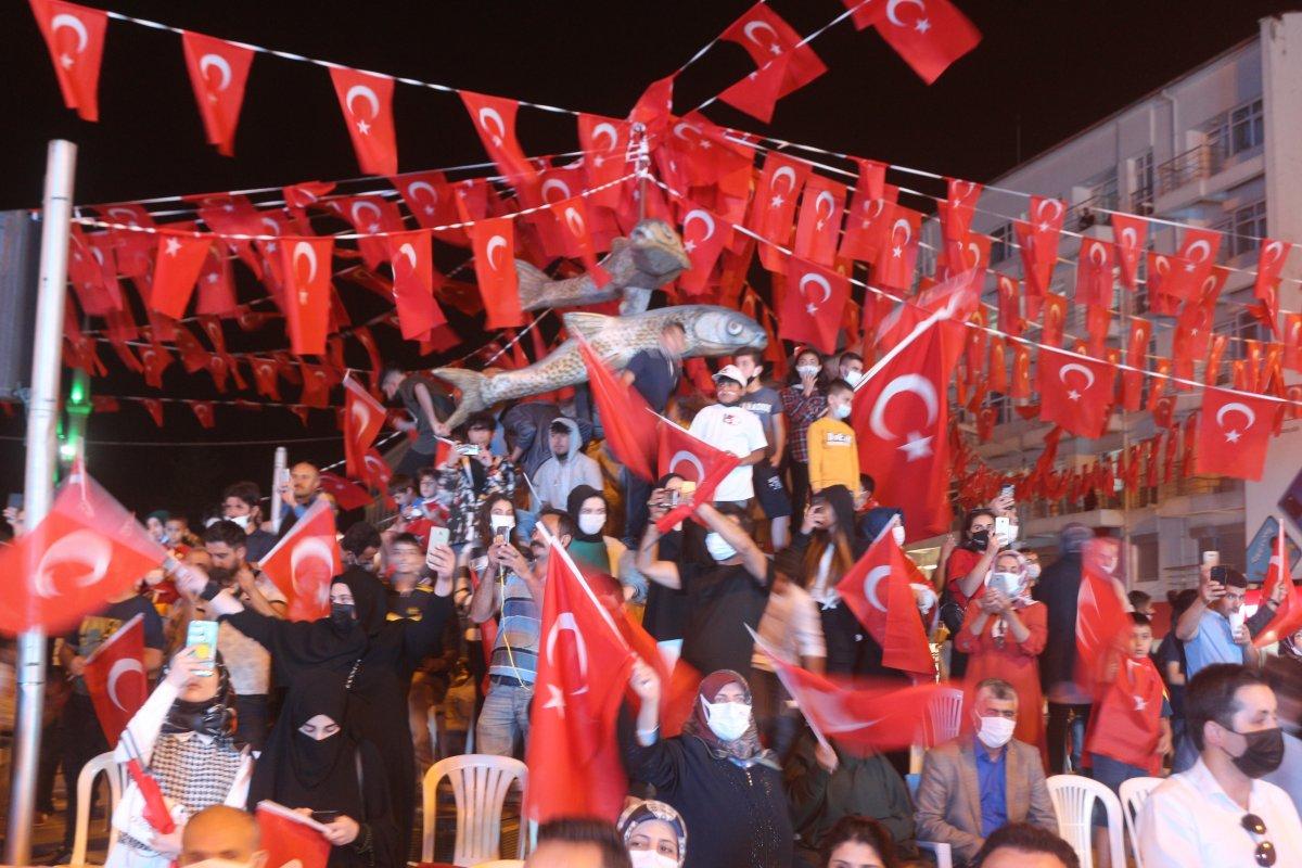 Van halkından meşaleli 15 Temmuz yürüyüşü