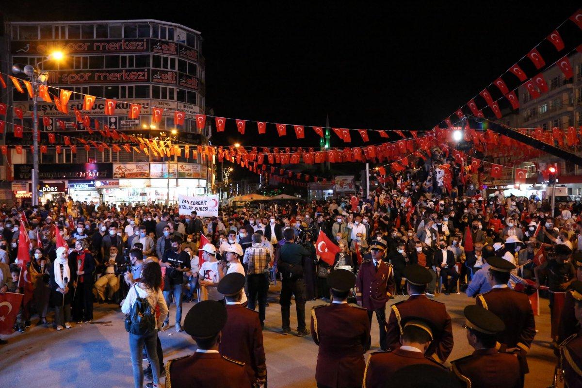 Van halkından meşaleli 15 Temmuz yürüyüşü