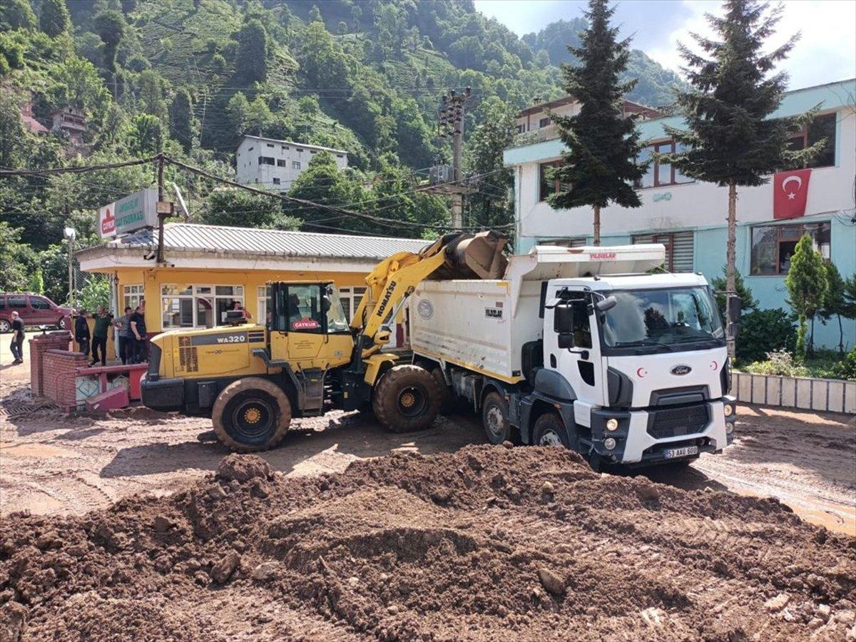 Rize'deki heyelandan çay fabrikaları hasar aldı