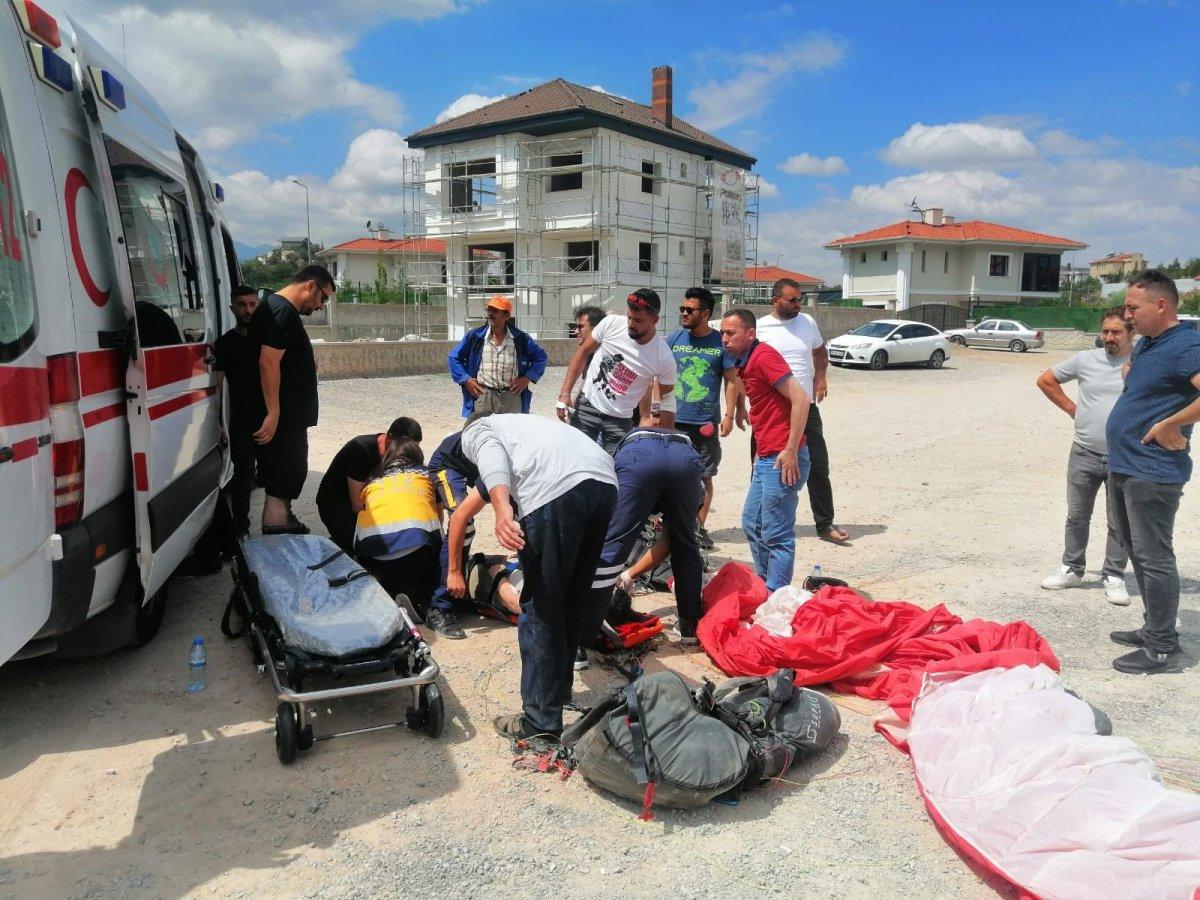 Kayseri'de paraşüt yere çakıldı: 2 yaralı