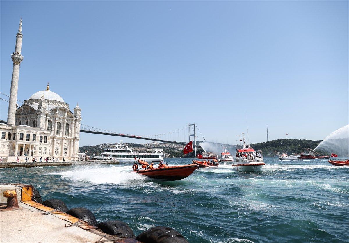 Kıyı Emniyeti'nden İstanbul Boğazı'nda saygı seyri