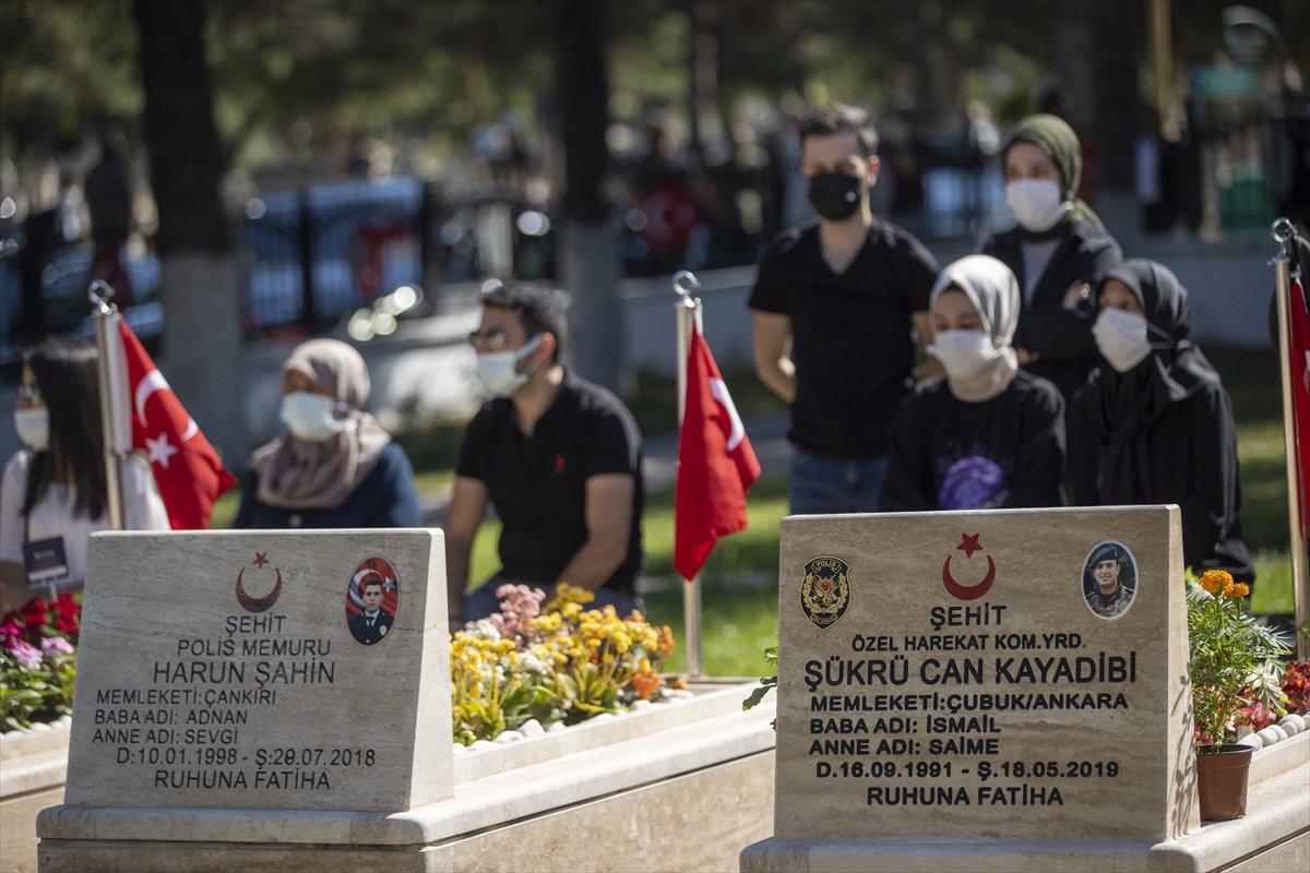 15 Temmuz Demokrasi Şehitliği ile Polis Şehitliği'nde anma programı