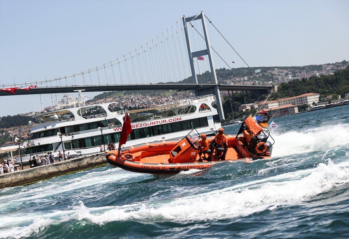 Kıyı Emniyeti'nden İstanbul Boğazı'nda saygı seyri