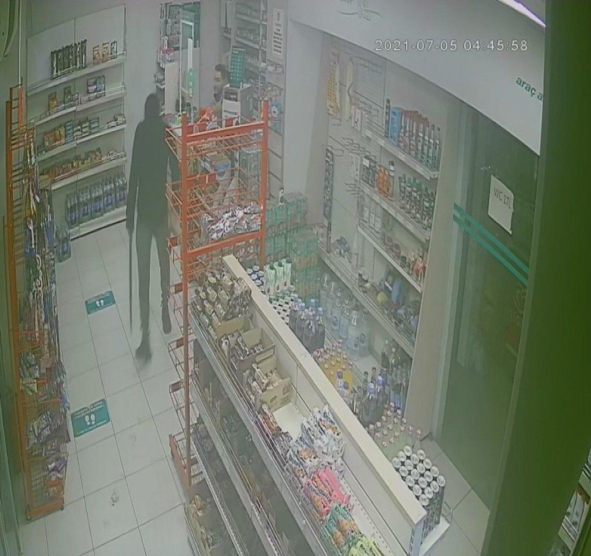 Adana'da maskeli ve kılıçlı benzinlik soygunu