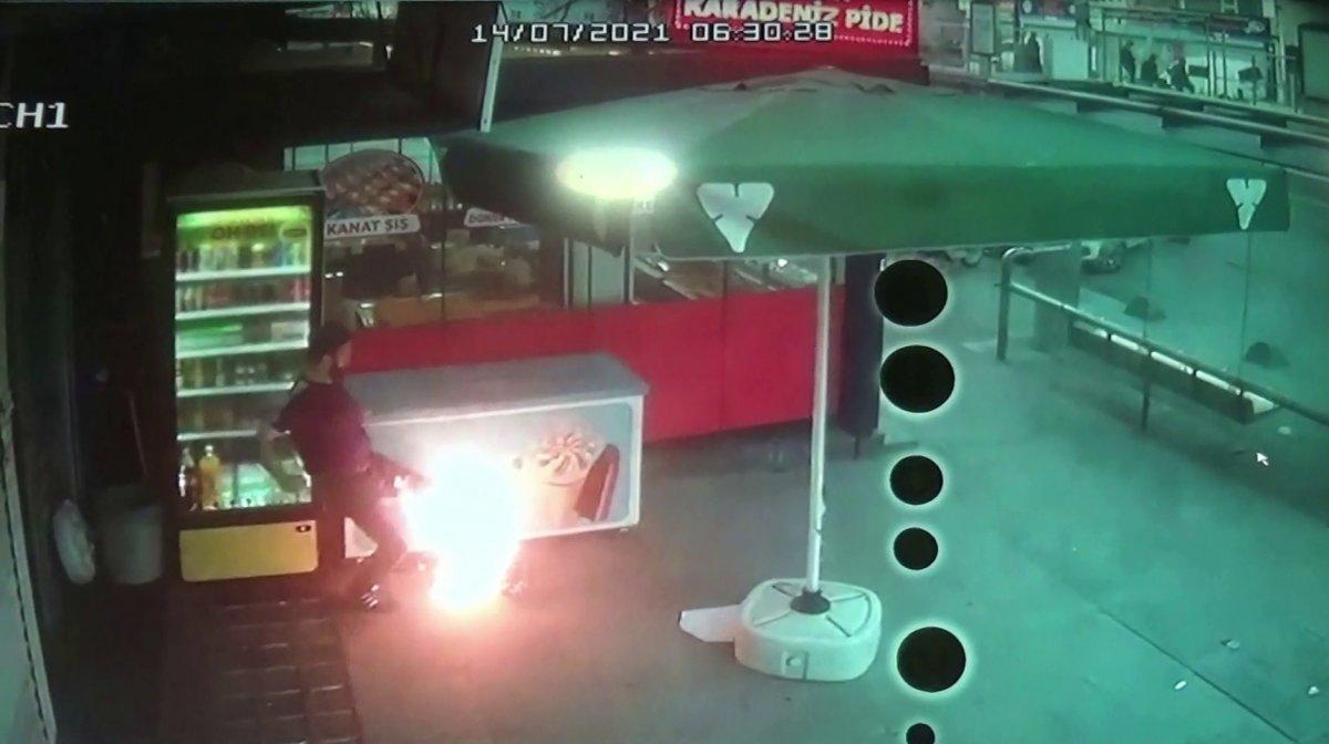İstanbul'da büfede alev alan tüpü tekmeledi