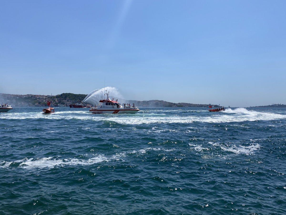 Kıyı Emniyeti'nden İstanbul Boğazı'nda saygı seyri