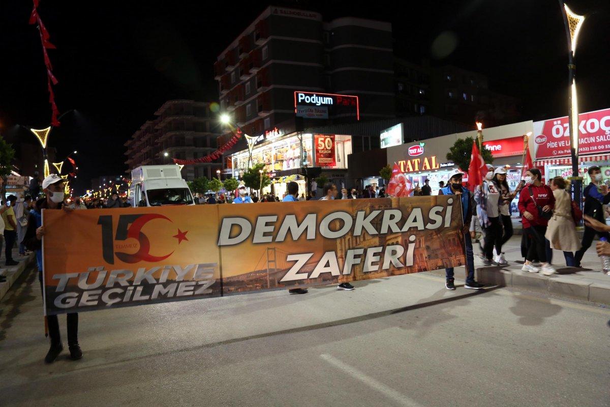 Van halkından meşaleli 15 Temmuz yürüyüşü